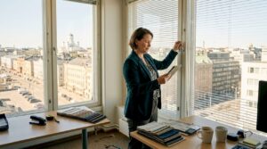 Toimiston johtaja säätää sälekaihtimia Helsingin keskustassa.