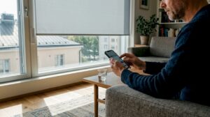 Aurinkosuoja toimii kotona kätevästi automaattisesti – ohjaus hoituu suoraan omilla laitteilla.